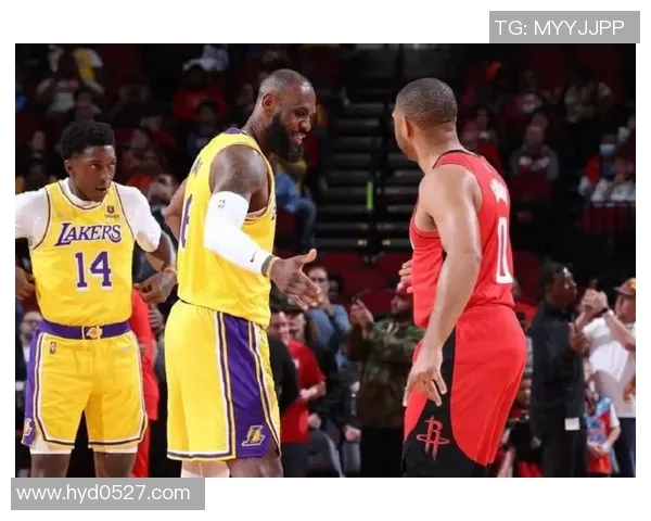 上海大鲨鱼与火箭队激战正酣谁能在这场对决中笑到最后